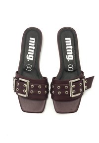 Sandales à talons bordeaux avec un bout carré, tige en cuir, grande boucle en argent et accents de œillets. Les semelles intérieures texturées comportent un logo blanc.