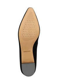 Suela de zapato negra con una superficie marrón claro y lisa, que presenta texturas acanaladas y agujeros de drenaje; incluye el logotipo en relieve "GEOX".