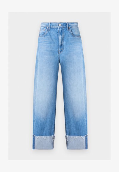 Ανοιχτό μπλε τζιν με υψηλή μέση και ίσια πόδια, γυρισμένα μανσέτες και ξεφτισμένες άκρες, μπροστινό κουμπί και τσέπες, σε λευκό φόντο.