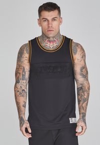 Svart ärmlös jersey med gula accenter, med en strukturerad frontpanel präglad med "SIKSILK," tillverkad av andningsbart tyg.