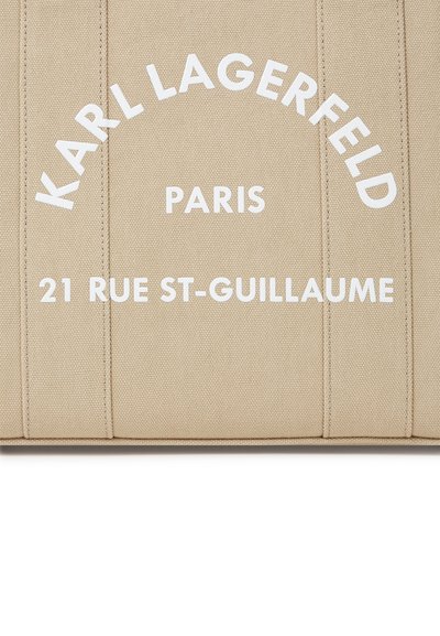 Отблизо бежова плетена чанта с бели надписи: Karl Lagerfeld, Paris, 21 Rue St-Guillaume.
