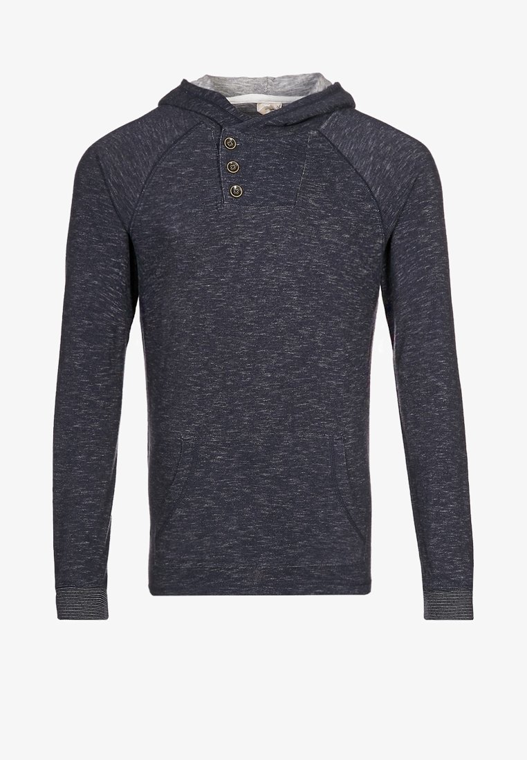 Sweat à capuche bleu marine en tissu doux, avec une poche avant et une patte de boutonnage à trois boutons. Les poignets côtelés ajoutent texture et ajustement.
