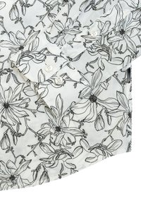 Camicia di stoffa bianca con stampa floreale nera e contorni dettagliati. I dettagli notevoli includono un colletto a punta e chiusura con bottoni.