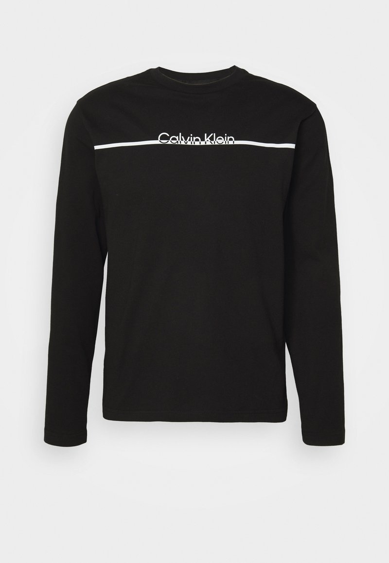 Schwarzes Langarm-T-Shirt aus Baumwolle mit einem weißen horizontalen Streifen und dem weißem "Calvin Klein"-Logo auf der Brust.