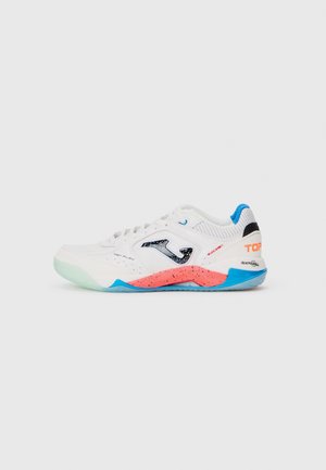 Witte sportschoen met een mesh bovenwerk, zwarte accenten, roze tussenzool en blauwe hak. Heeft een opvallend logo en een gestructureerde buitenzool.