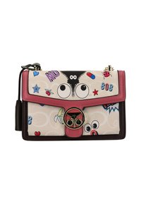 Sac à main à rabat avec des motifs graphiques ludiques sur un fond crème. Présente des accents roses, un fermoir circulaire et une variété de motifs colorés.