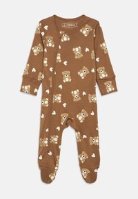 Macacão de bebé castanho com pezinhos, estampado com ursos de peluche castanhos claros e corações brancos, e com fecho de correr na frente.