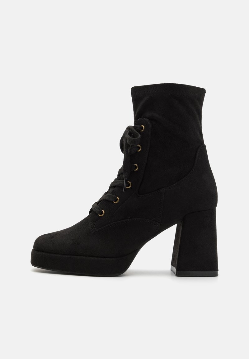 Bottines en daim noir avec un talon bloc haut, lacets à l'avant et œillets dorés ; elles présentent un col ajusté et une texture lisse.