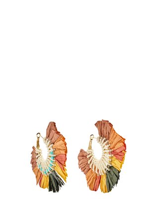 Kolorowe kolczyki-koła z warstwowymi frędzlami z tkaniny w kolorach brązowym, pomarańczowym, żółtym, zielonym i niebieskim, ozdobione małymi białymi koralikami.