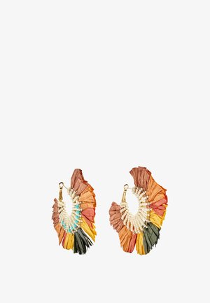 Kolorowe kolczyki-koła z warstwowymi frędzlami z tkaniny w kolorach brązowym, pomarańczowym, żółtym, zielonym i niebieskim, ozdobione małymi białymi koralikami.