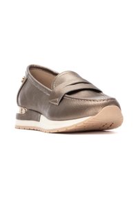 Zapato de piel metálico en bronce, tipo slip-on, con un tacón bajo, tira decorativa en la parte frontal y suela de goma texturizada para mayor agarre.
