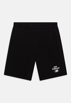 Czarne sportowe spodenki z elastycznym pasem, bocznymi kieszeniami i białym logo New Balance na dolnej części prawej nogawki.