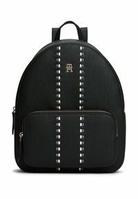 Mochila de cuero negro con forma redondeada, superficie texturizada, costuras decorativas en blanco y gris, herrajes dorados y un bolsillo frontal con cremallera.