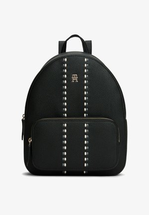 Zaino in pelle nera con forma arrotondata, superficie texturizzata, cuciture decorative bianche e grigie, accessori in oro e tasca frontale con zip.