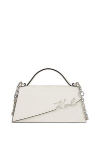 Sac à main en cuir blanc de forme triangulaire, avec une poignée en chaîne argentée et un logo "Karl" en cursive sur le devant. Présente des bords noirs contrastants.