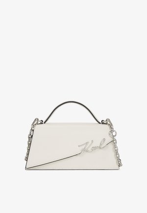 Borsa a tracolla bianca in pelle di forma triangolare, con manico in catena argentea e logo "Karl" in corsivo sul davanti. Presenta bordi neri in contrasto.