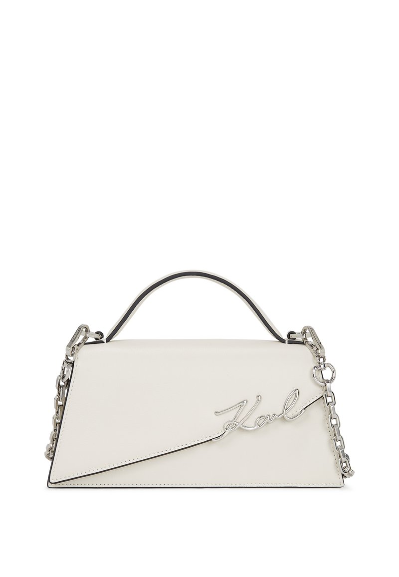 Sac à main en cuir blanc de forme triangulaire, avec une poignée en chaîne argentée et un logo "Karl" en cursive sur le devant. Présente des bords noirs contrastants.