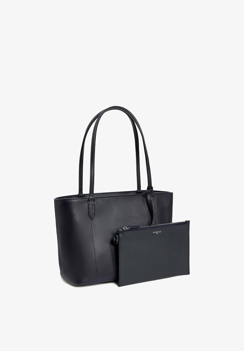 Schwarze Ledertasche mit zwei Griffen und einer passenden abnehmbaren Reißverschlusstasche davor.