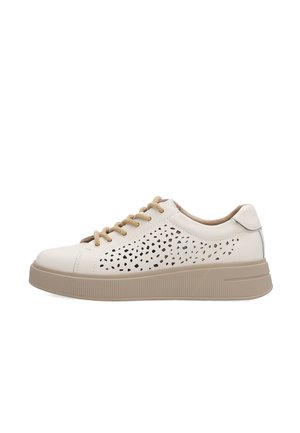 Witte lage sneaker met beige geperforeerd zijpatroon, beige veters en dikke beige zool, zijwaarts weergegeven op een witte achtergrond.