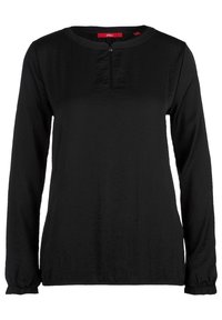 Svart långärmad blus i lätt tyg, med rund halsringning och en knappslå med en knapp. Manchetterna ger en extra detalj.