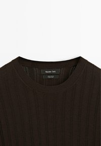 Brun bomullströja med vertikal ribbad struktur, rund halsringning och en etikett som visar varumärket "Massimo Dutti."