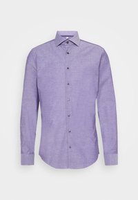 Fialová košile s dlouhými rukávy, límcem a texturovanou látkou. Má tmavé knoflíky a vzorovanou vnitřní podšívku límce.