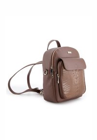 Brun læderrygsæk med en struktureret form, der har en frontlomme med tekstureret krokodillemønster, dobbelte lynlåse og justerbare stropper.