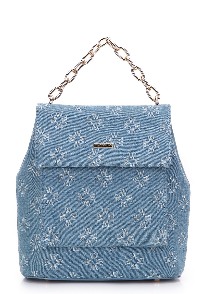 Hellblaue Denim-Handtasche mit weißen geometrischen Mustern, ausgestattet mit einem Klappenverschluss, einer Vordertasche und einem goldenen Kettenriemen.