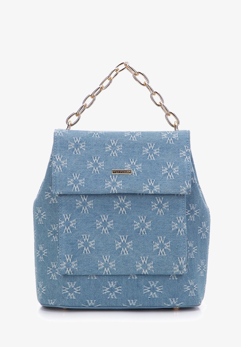 Hellblaue Denim-Handtasche mit weißen geometrischen Mustern, ausgestattet mit einem Klappenverschluss, einer Vordertasche und einem goldenen Kettenriemen.