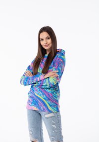 Sudadera hecha de un tejido suave que presenta un colorido patrón veteado en azul, rosa y verde, con un bolsillo frontal y capucha ajustable.