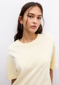 PULL&BEAR Jednoduché tričko - beige