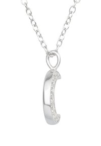 Collier en argent présentant un pendentif circulaire avec une surface lisse et une rangée de petites pierres incrustées le long d'un bord.