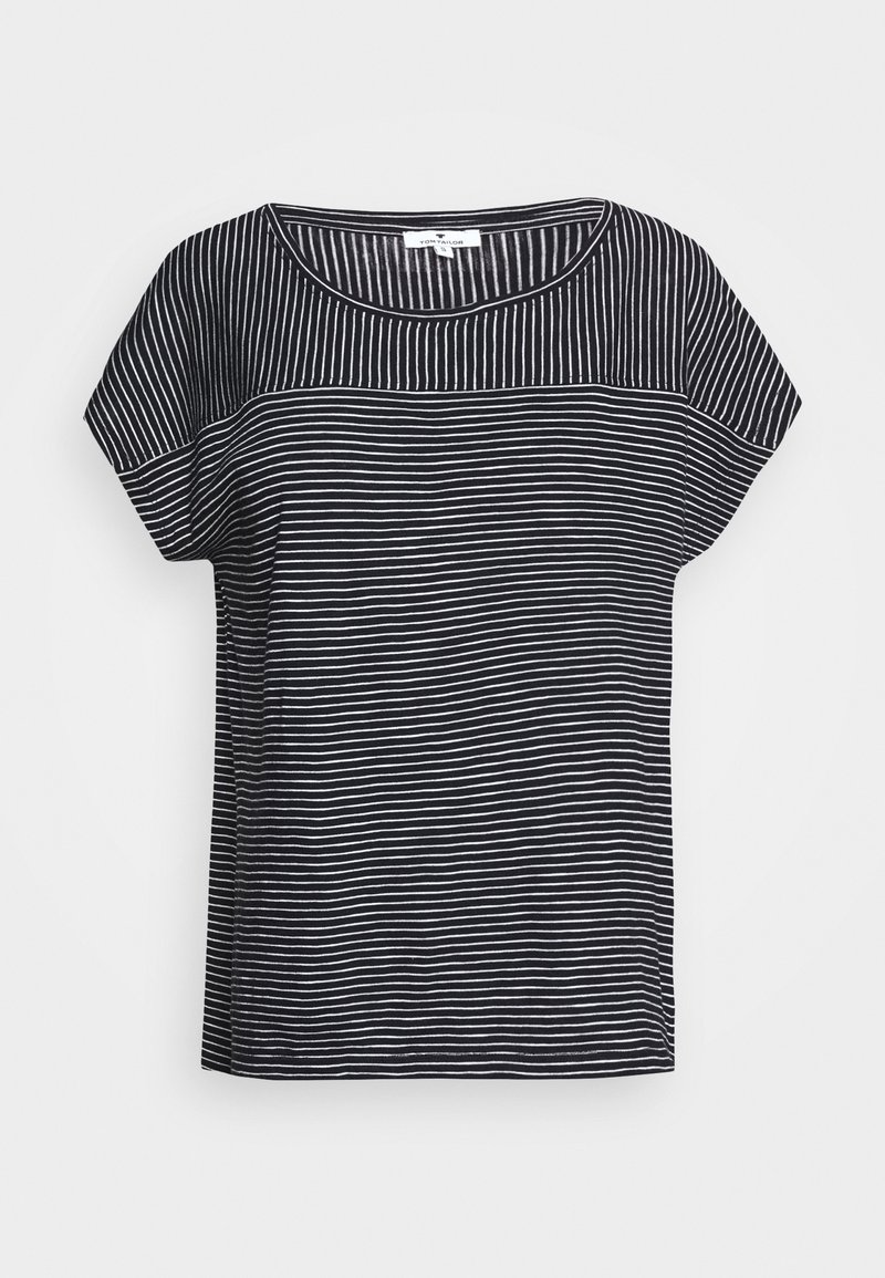 Chemise noire à manches courtes avec de fines rayures horizontales blanches sur le corps et des rayures verticales sur le haut de la poitrine et les manches.