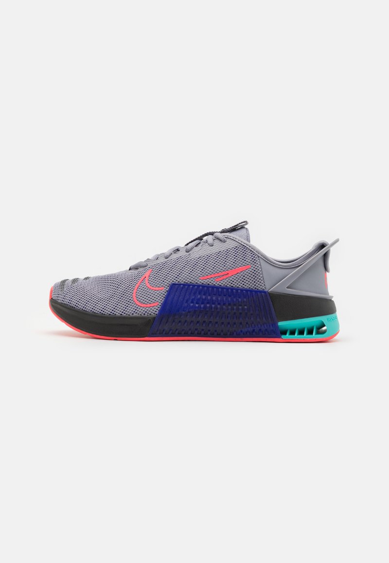 Nike Performance METCON 9 FLYEASE - Sportovní boty - cement grey/hot punch/black/concord/green frost