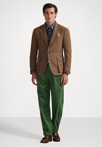 Brown houndstooth blazer, green corduroy pants, blue denim shirt, patterned tie, brown leather shoes, yellow pocket square.