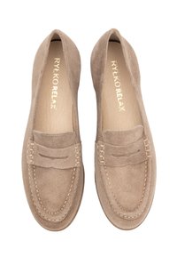 Set van beige suède loafers met stikdetails en een band over de bovenkant, binnenin gelabeld met RYŁKO RELAX.
