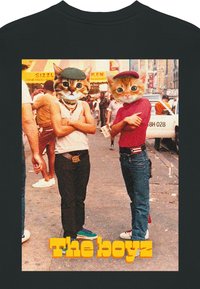 Melna t-kreklus ar humoristisku grafiku, kurā attēloti divi tēli ar kaķa sejām, fona ir vintage pilsētas ainava. Uzraksts "The boyz" dzeltenā krāsā.