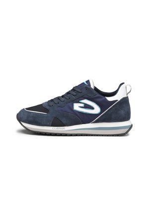 Sneaker in suede e mesh blu navale con accenti bianchi, caratterizzata da una tomaia testurizzata, colletto imbottito e suola in gomma con scanalature per la trazione.
