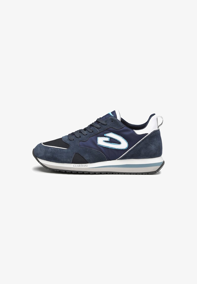 Sneaker in suede e mesh blu navale con accenti bianchi, caratterizzata da una tomaia testurizzata, colletto imbottito e suola in gomma con scanalature per la trazione.
