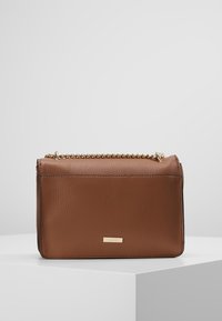 Borsa a mano in pelle marrone con texture, dotata di una tracolla in catena color oro e dalla forma rettangolare. Presenta una piccola placca con logo dorato sul davanti.