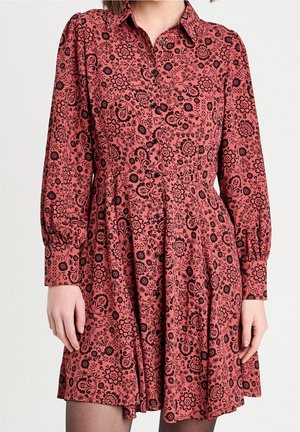 Langærmet kjole med knapper og spids krave i støvet pink med et sort blomster- og paisley-mønster over hele.
