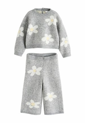 Ensemble pull en maille gris confortable et pantalon à jambes larges avec motifs de fleurs blanches et jaunes sur les manches, la poitrine et les jambes.