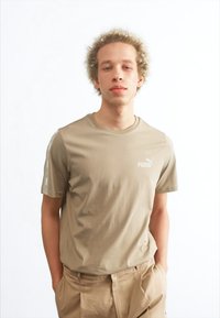 Puma TAPE TEE - Camiseta estampada - oak branch