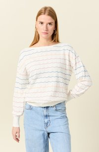 Maglione bianco con strisce ondulate orizzontali blu, arancioni e rosa. Materiale a maglia testurizzato, scollatura a barca e polsini a costine sui polsi.