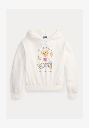 Weißer Hoodie mit einem Bären, der einen Pullover mit amerikanischer Flagge und Jeans trägt, Text "Polo Bear von Ralph Lauren" auf der Vorderseite.