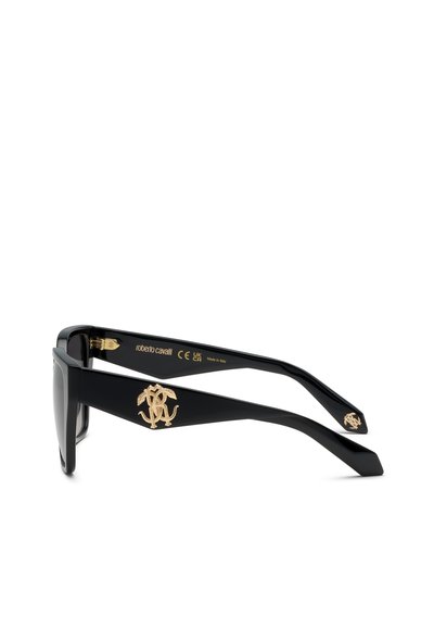 Lunettes de soleil rectangulaires noires avec des branches épaisses présentant un logo Roberto Cavalli doré sur le côté et un texte à l’intérieur indiquant la marque et l’origine.