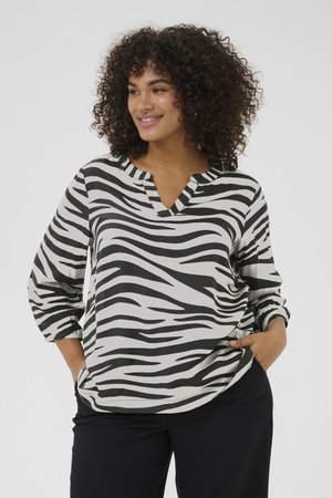 Schwarze und weiße Zebra-Print-Bluse mit V-Ausschnitt, langen Ärmeln und gerafften Manschetten, aus einem glatten, leichten Stoff gefertigt.