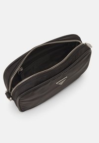 Guess CERTOSA SMART SMALL NECESSAIRE UNISEX - Mala a tiracolo - black