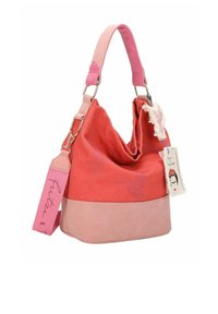 Sac hobo en tissu rouge avec des accents en cuir rose, au design décontracté, et une étiquette décorative avec un motif floral. Bandoulière réglable.