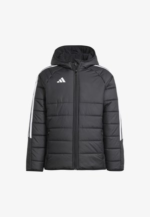 Veste matelassée noire avec capuche, dotée de bandes latérales blanches et d'un logo en relief. Fermeture zippée et tissu texturé. Design isolé.